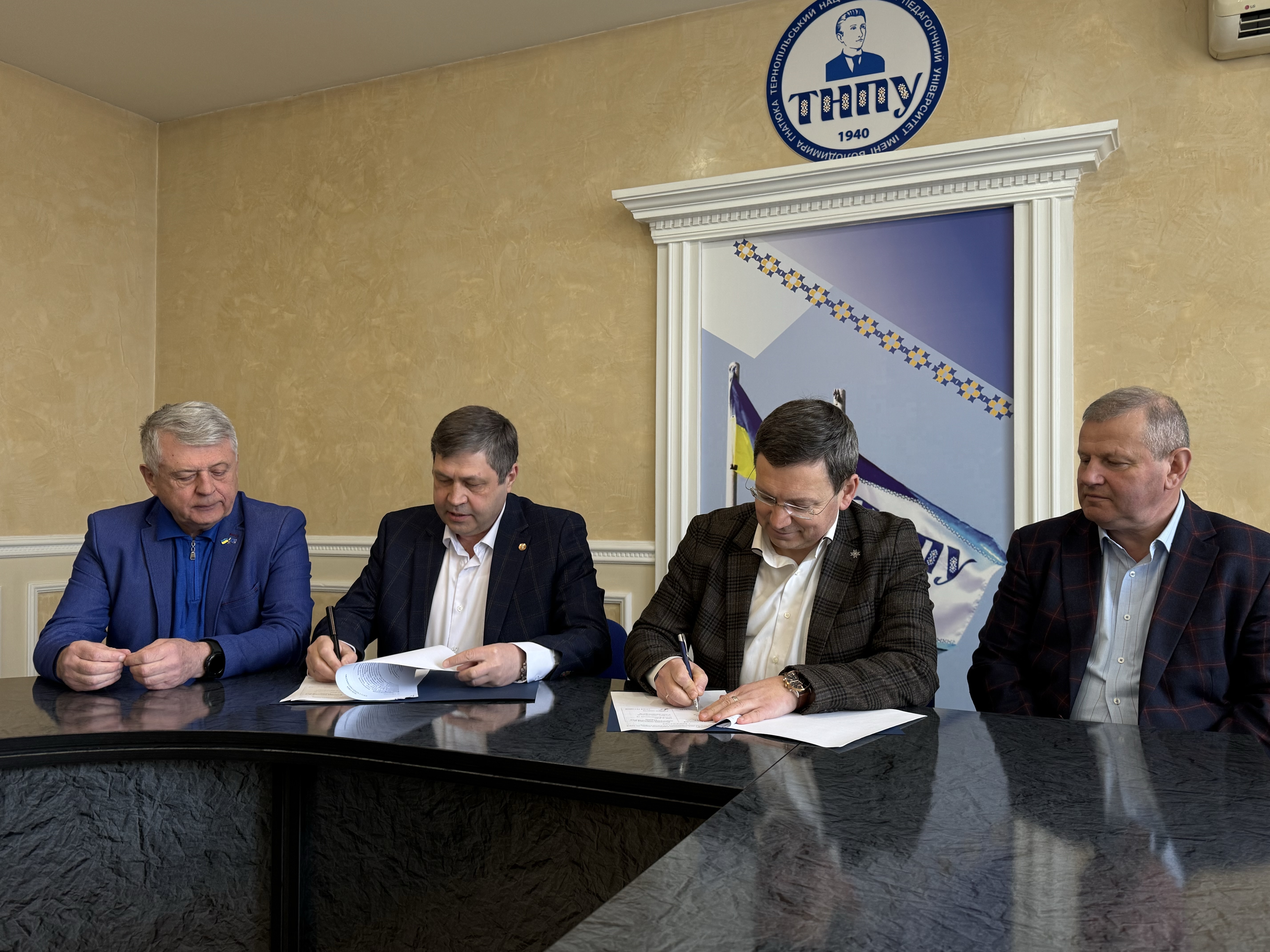 Moment pidpysannia uhody rektorom TNPU Bohdanom Buiakom ta akademikom-sekretarem viddilennia enerhetyky ta enerhetychnykh tekhnolohii NAN Ukrainy Andriiem Rusanovym